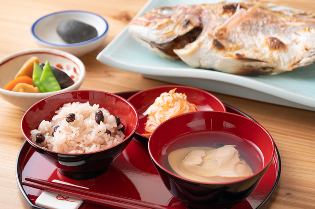 ဂျပန်အစားအစာကို မြည်းစမ်းကြည့်ကြပါစို့